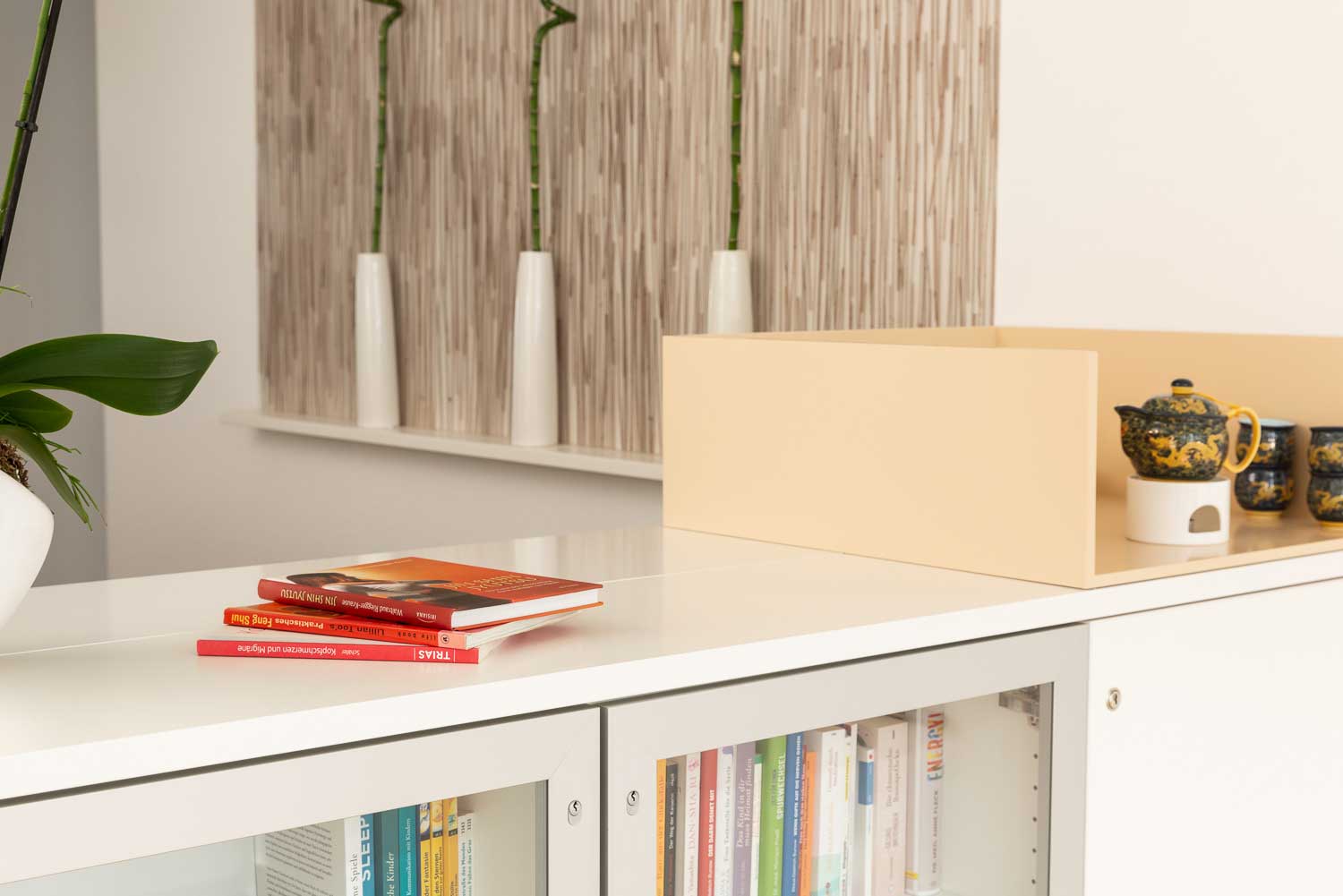 Bücherregal und Teeset im Wartebereich