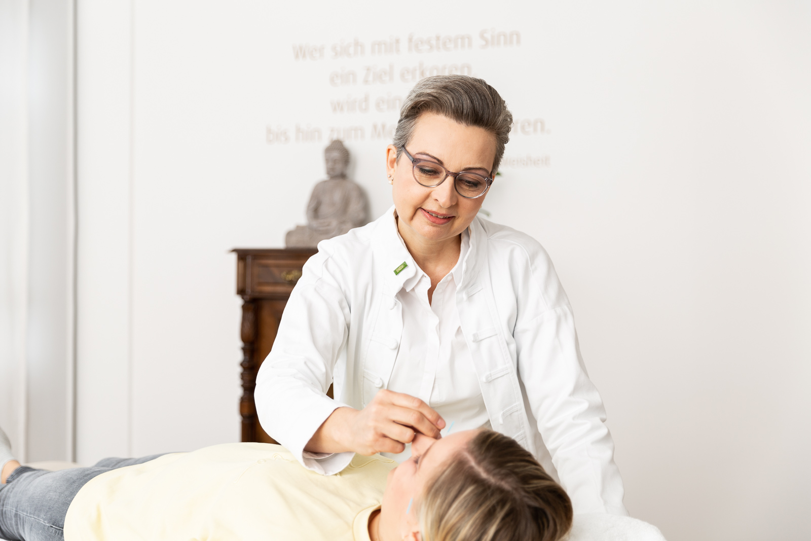 Frau Dr. med. Winckler-Schumann behandelt eine Patientin