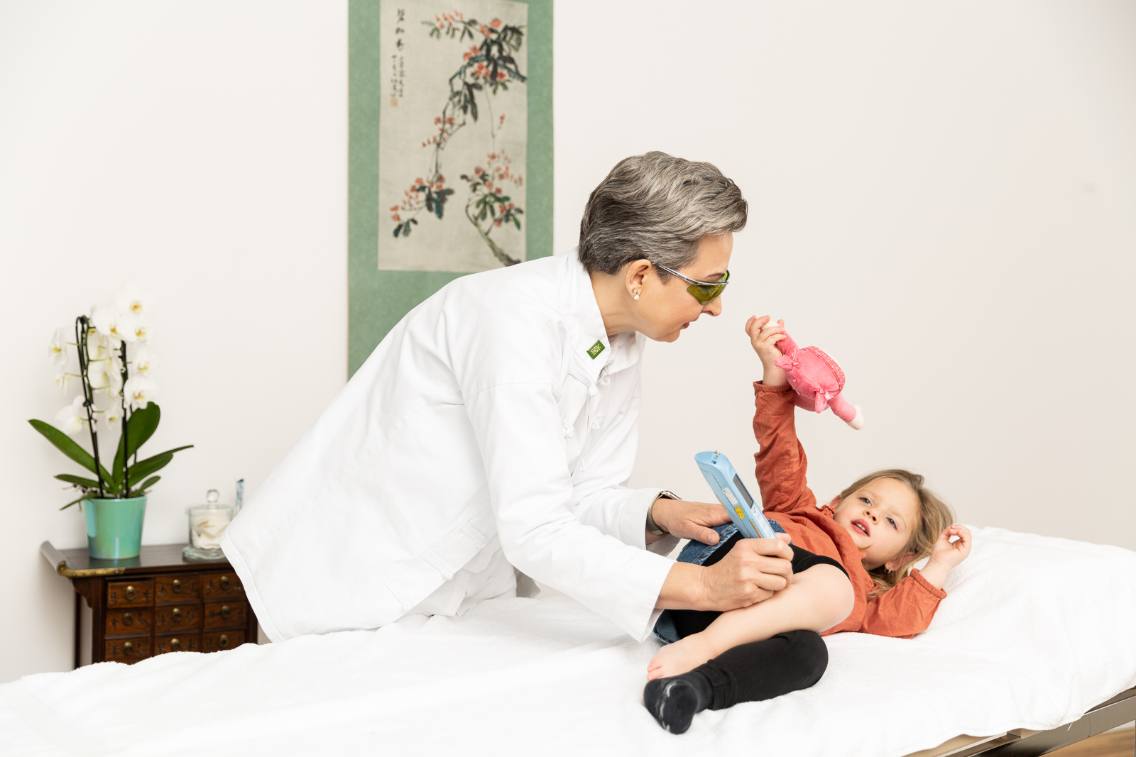 Frau Dr. med. Winckler-Schumann behandelt ein Mädchen mit Laserakupunktur